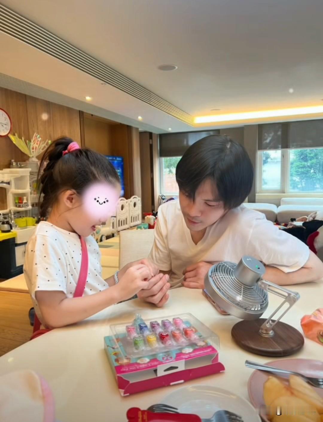 向佐晒和女儿陪伴日常



向佐女儿都这么大了，向芷都5岁了，身高已经超过120