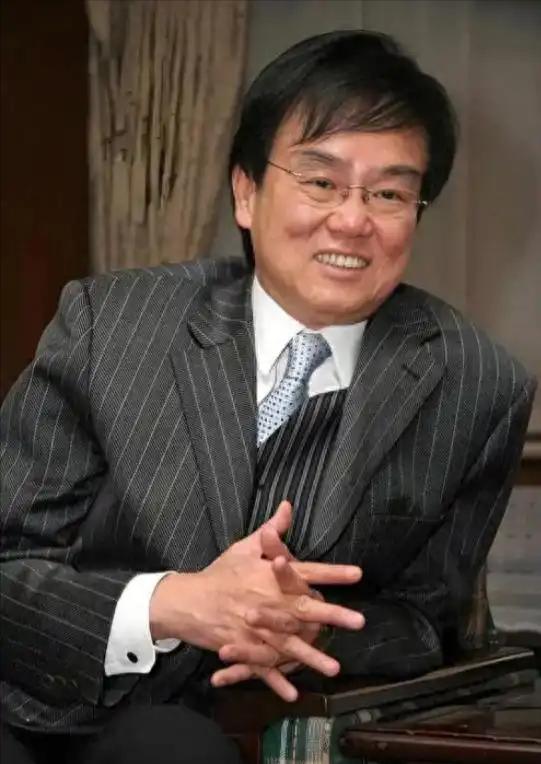 人狂必有祸！80岁的香港"喜剧教父"黄百鸣被判入狱5个月，还得交9.9万港元罚款