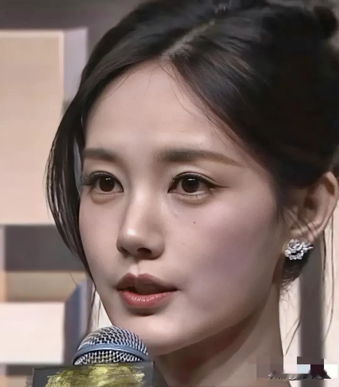 这是李一桐吗？？
不说名字真的认不出来[流泪]怎么看着和四千年美女一个模子了呢？