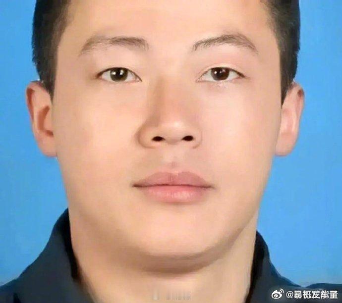 用身体挡住了歹徒煤气罐，为阻止嫌疑人炸楼，他用自己的身体挡住烈焰，救下了200余