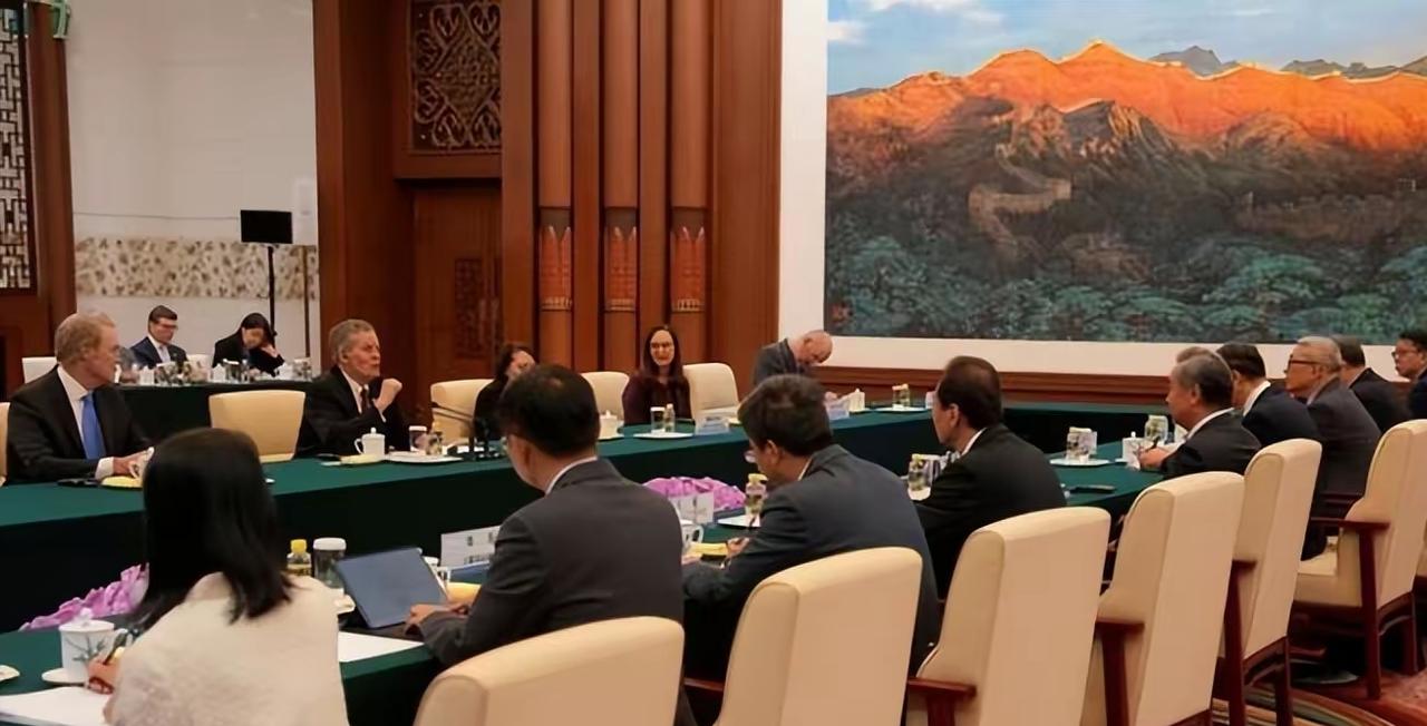 特朗普盟友访华，在中国地盘耍威风？王毅6个字，值得美认真领悟外交场合最忌讳的，就
