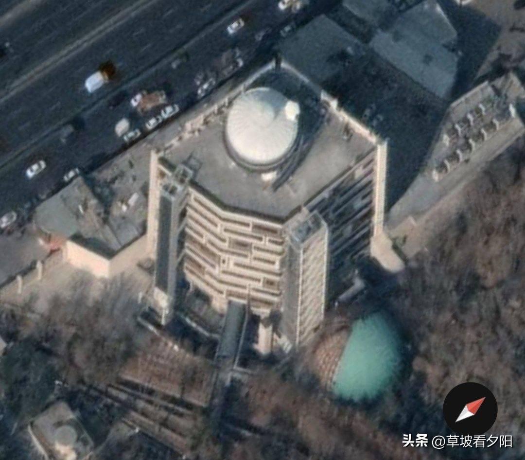 伊朗伊斯法罕的赛尔兰光学公司大楼，在夜间遭美以联合空袭后彻底坍塌！
 
从卫星图