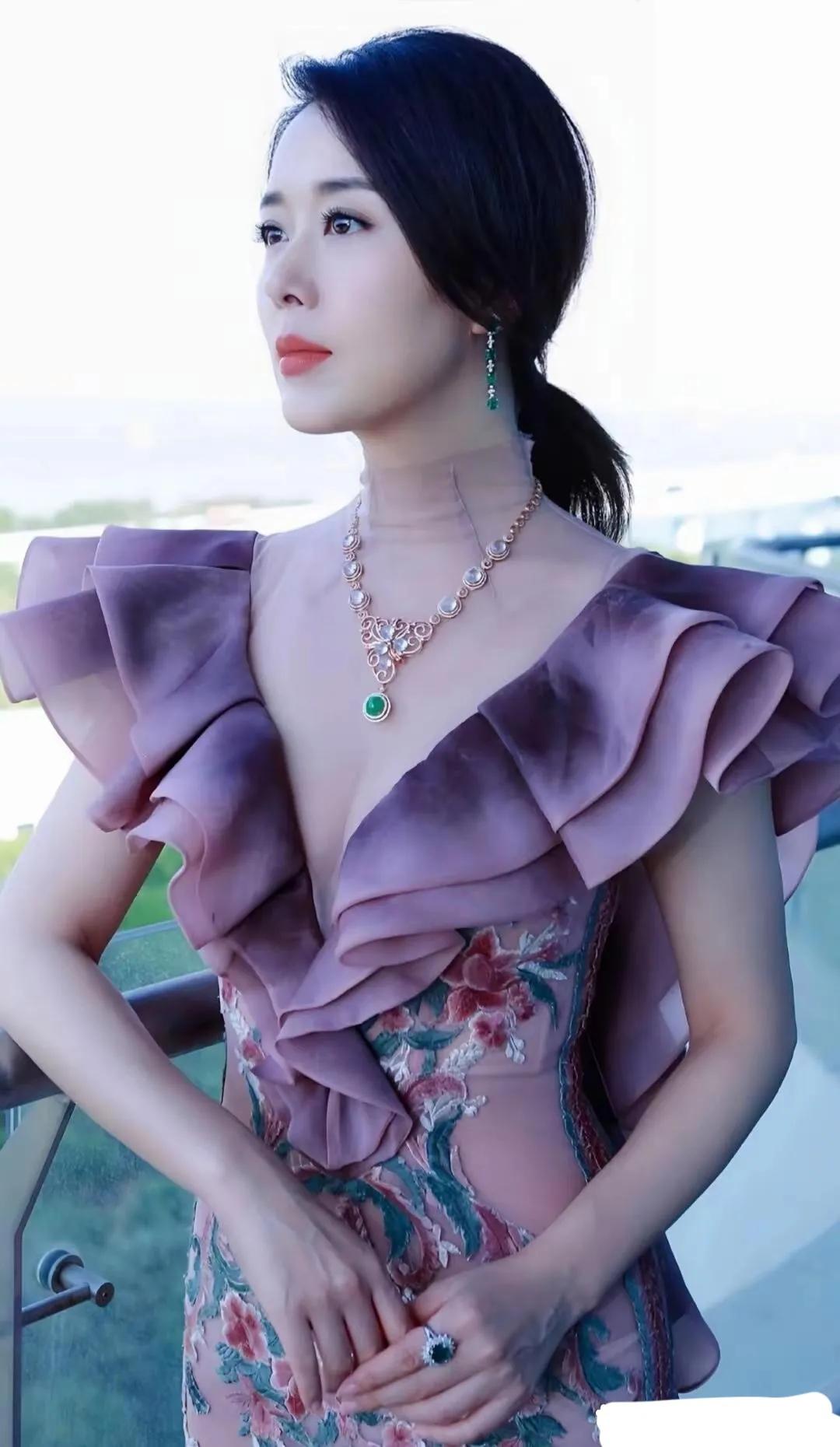 颜丹晨——性感美女中的佼佼者，她的每一次亮相都成为焦点！