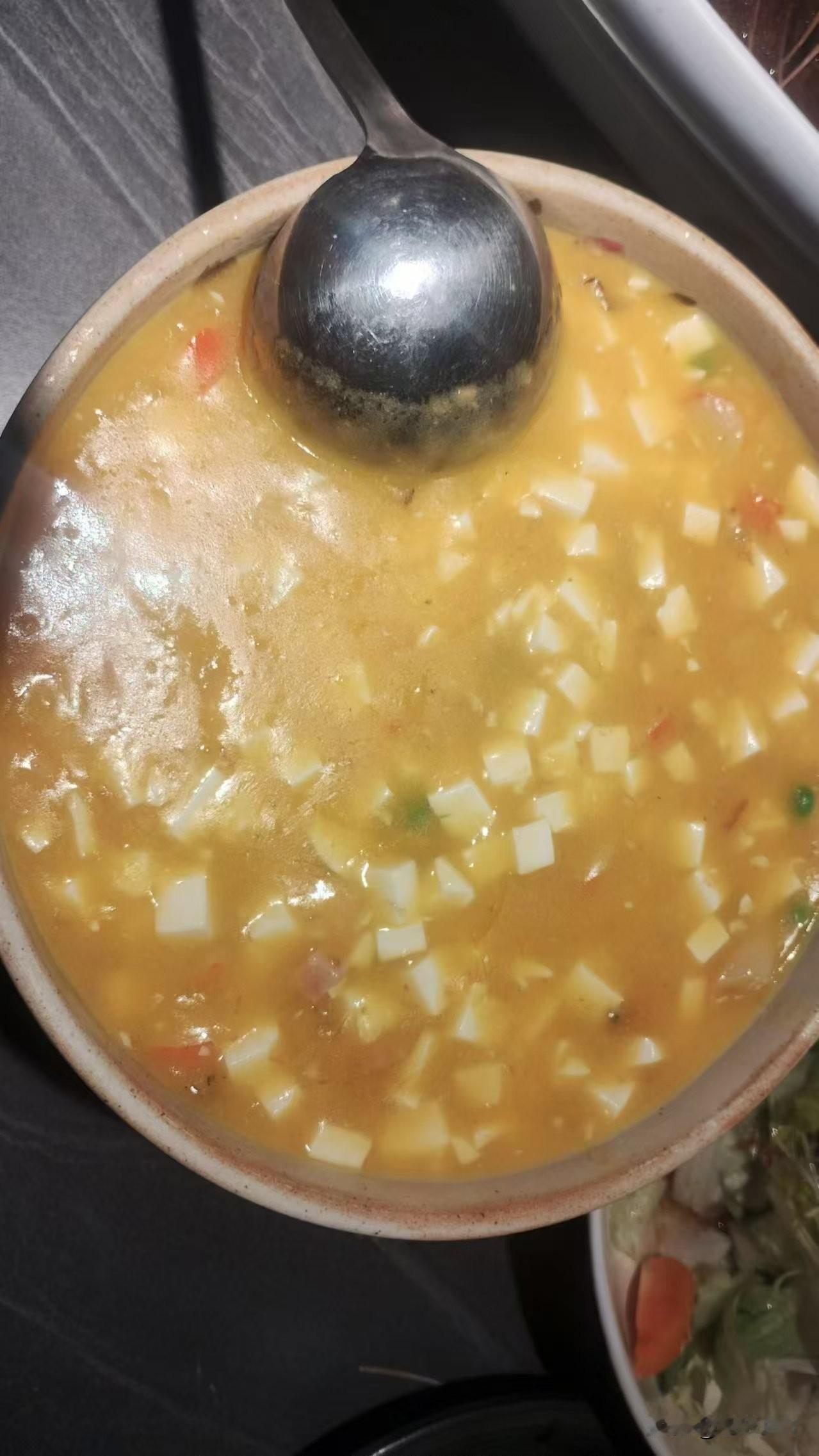 蟹黄豆腐汤，是我的最爱
它蟹香味扑鼻，喝起来了，滑滑的，每次都有点欲罢不能的感觉