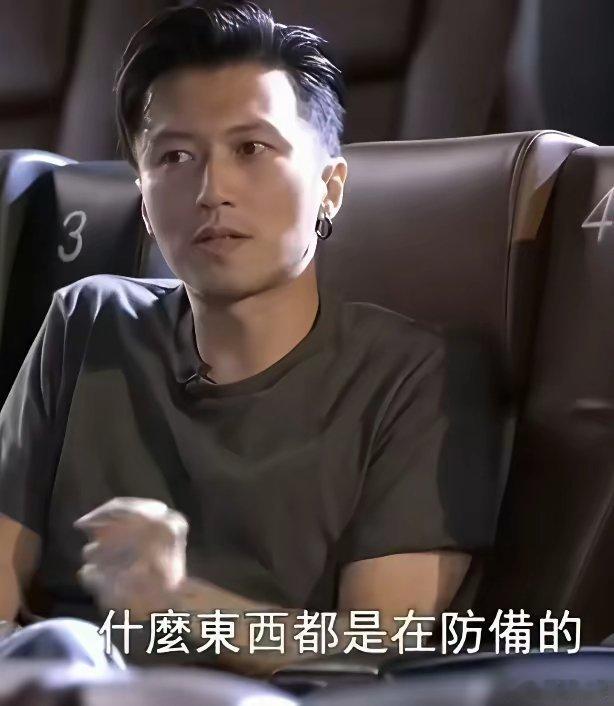 谢霆锋说自己跟妈妈一样，特别没有安全感，时常怀有危机感，还坦言如今的危机感和早年