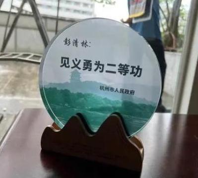 #跳桥小哥被邀请落户杭州# 这个小哥和家人品行不错，上次他户籍地企业带着十万和当