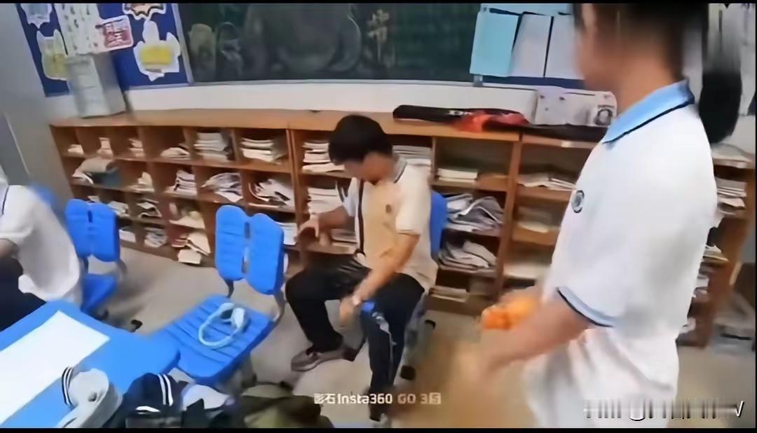真的是太可怕了。
一个男生不知何故，被一个女人当众泼饮料。女的不干不净地说男生考