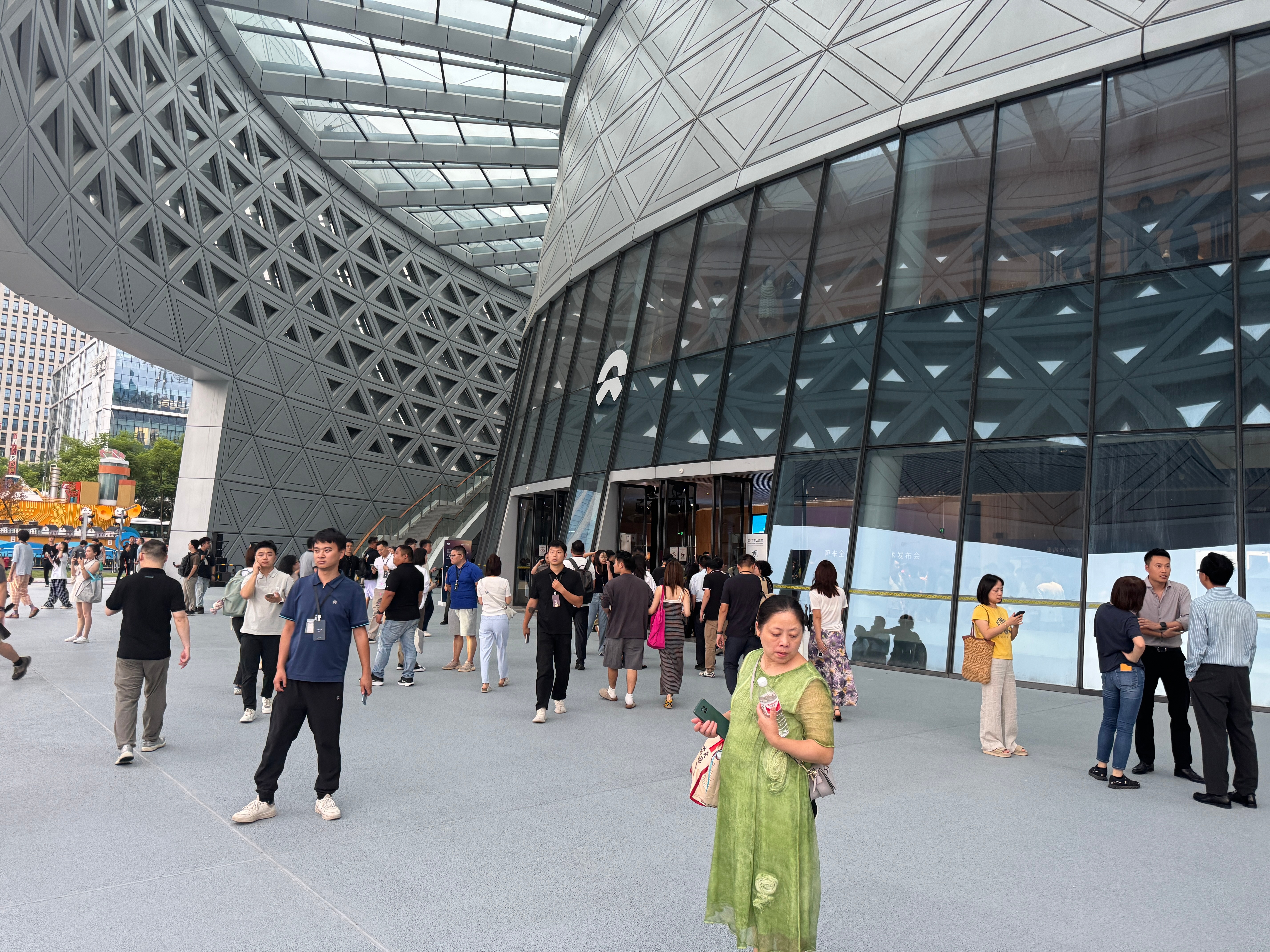 从业以来发布会离我最近的一次[doge]就在我办公室楼下，真想请斌哥上楼坐坐我说