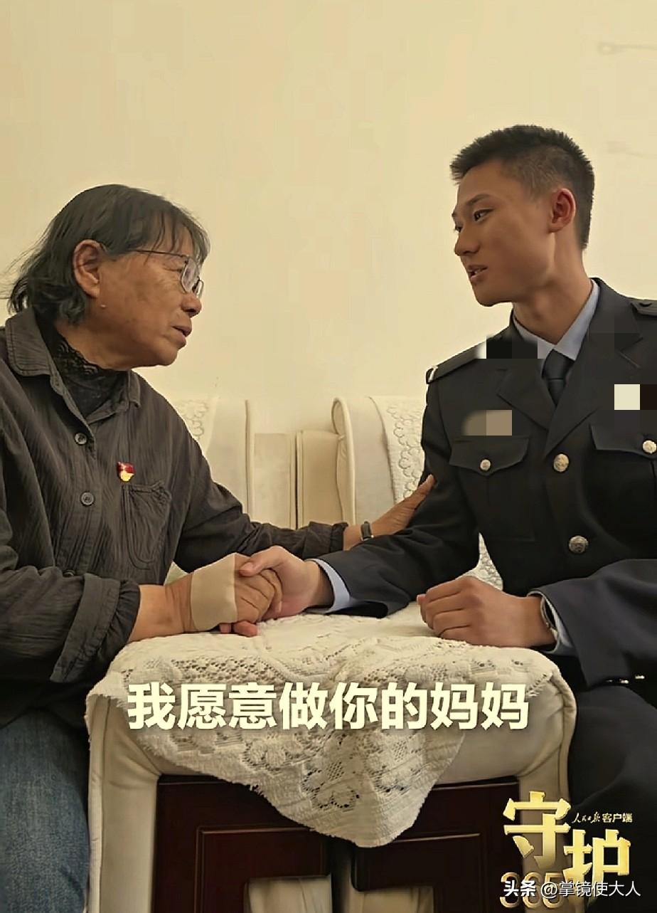 “你如果不嫌弃的话，我愿意做你的妈妈”，云南丽江，张桂梅老师拉着一位小伙子的手，