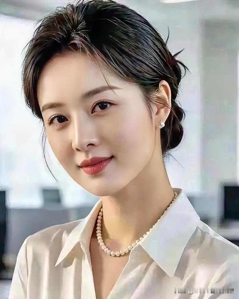 青丝挽就知性温婉，珠光流转皓腕凝辉。

明眸善睐蕴清风，浅笑安然绽芳菲。

职场