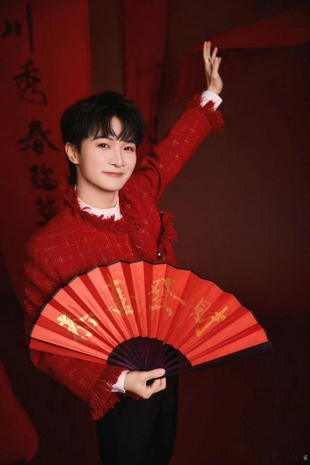 周深 2026马上长高浙江卫视春晚首波阵容 官方玩梗最暖心！周深带着“长高”祝福