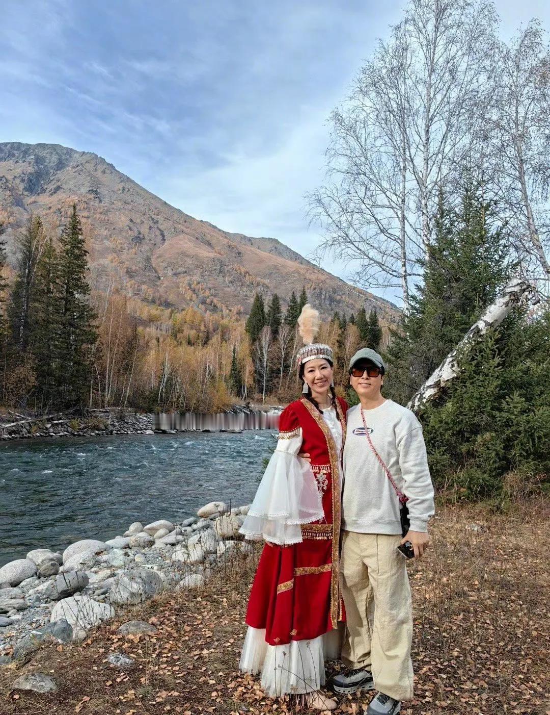 甄子丹带着老婆汪诗诗去天山玩，还吟诗一首：
明月出天山，苍茫云海间。
长风几万里