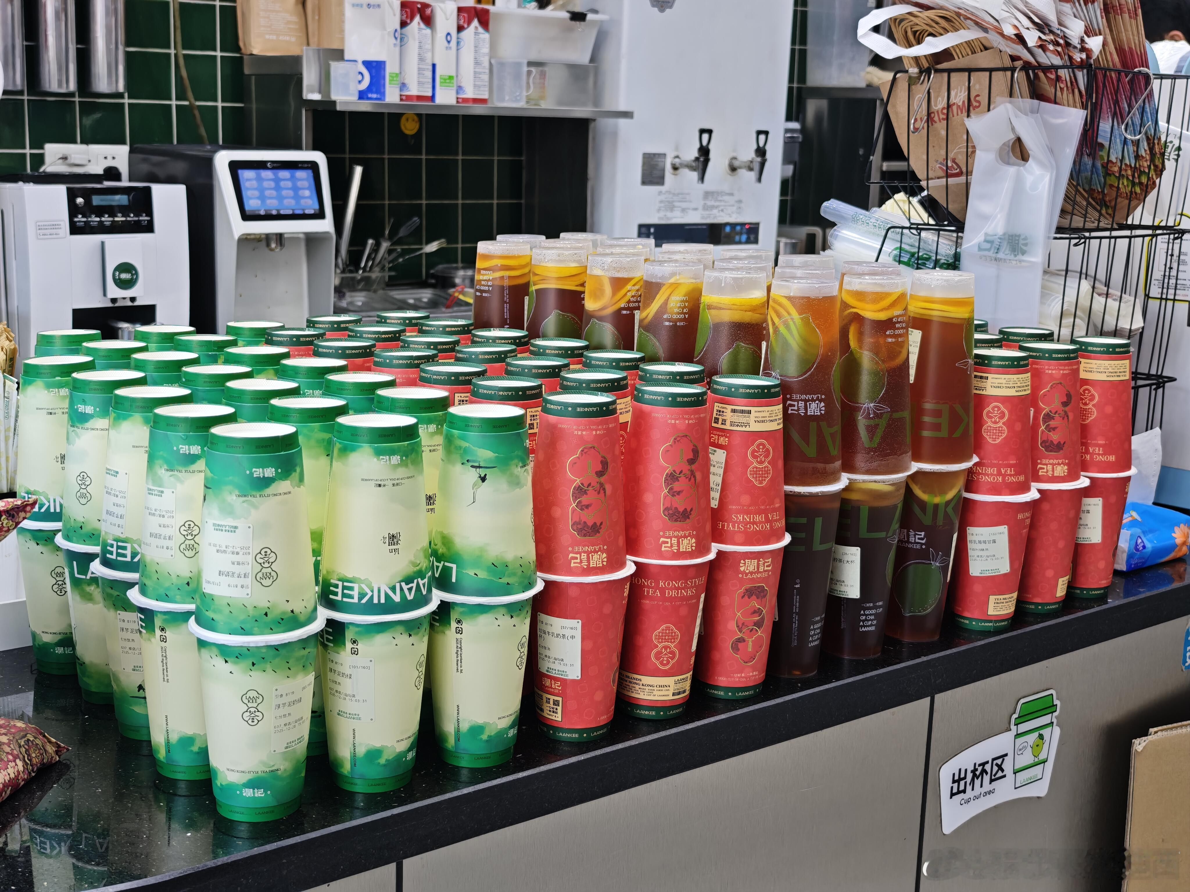 丞磊请大家喝奶茶啦！！！贴心磊哥上线！拍夜戏给大家准备了暖心热饮！祝《玉簟秋》拍