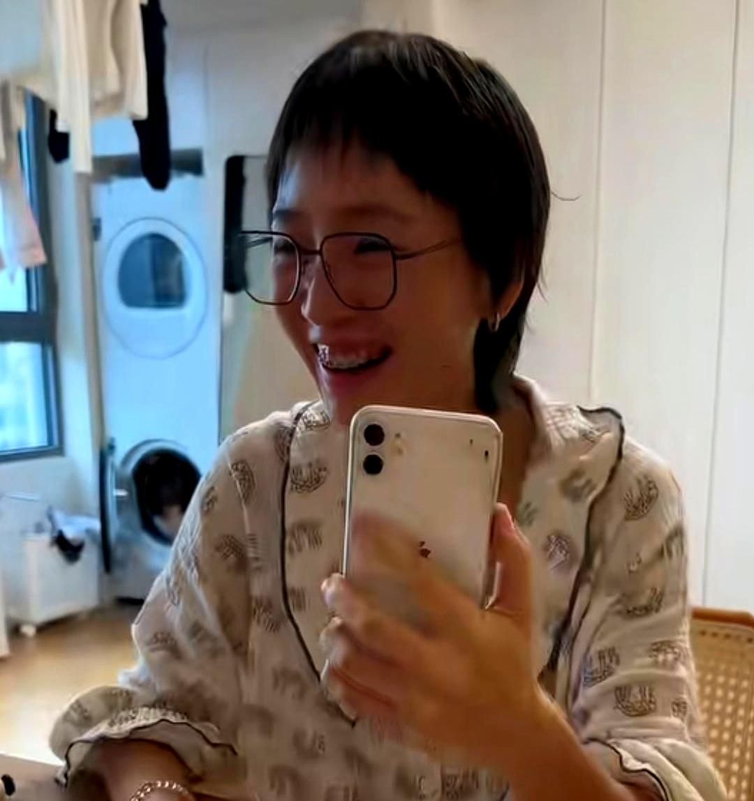 秋天妈妈邱小霞这次是真认准张纹铭了！
就算被爆他有两段婚史、曾和人同居，她也没