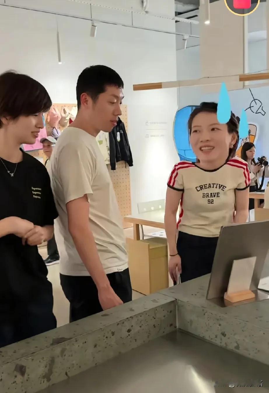 黄雅琼打乒乓球挺开心啊。
许昕和姚彦一起教黄雅琼打乒乓球，学的还不错，黄雅琼参加