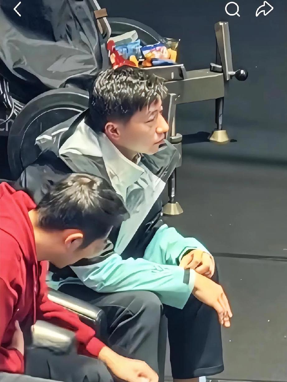 全面：龙哥，你看👀谁呢？身体都扭成麻花了？
龙福竹：我在看你的传承呢！
