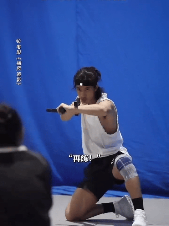 此沙什么水平能被成龙夸6 千遍练习换弹夹，练断几十把刀成杨戬，春晚技能从零学起，