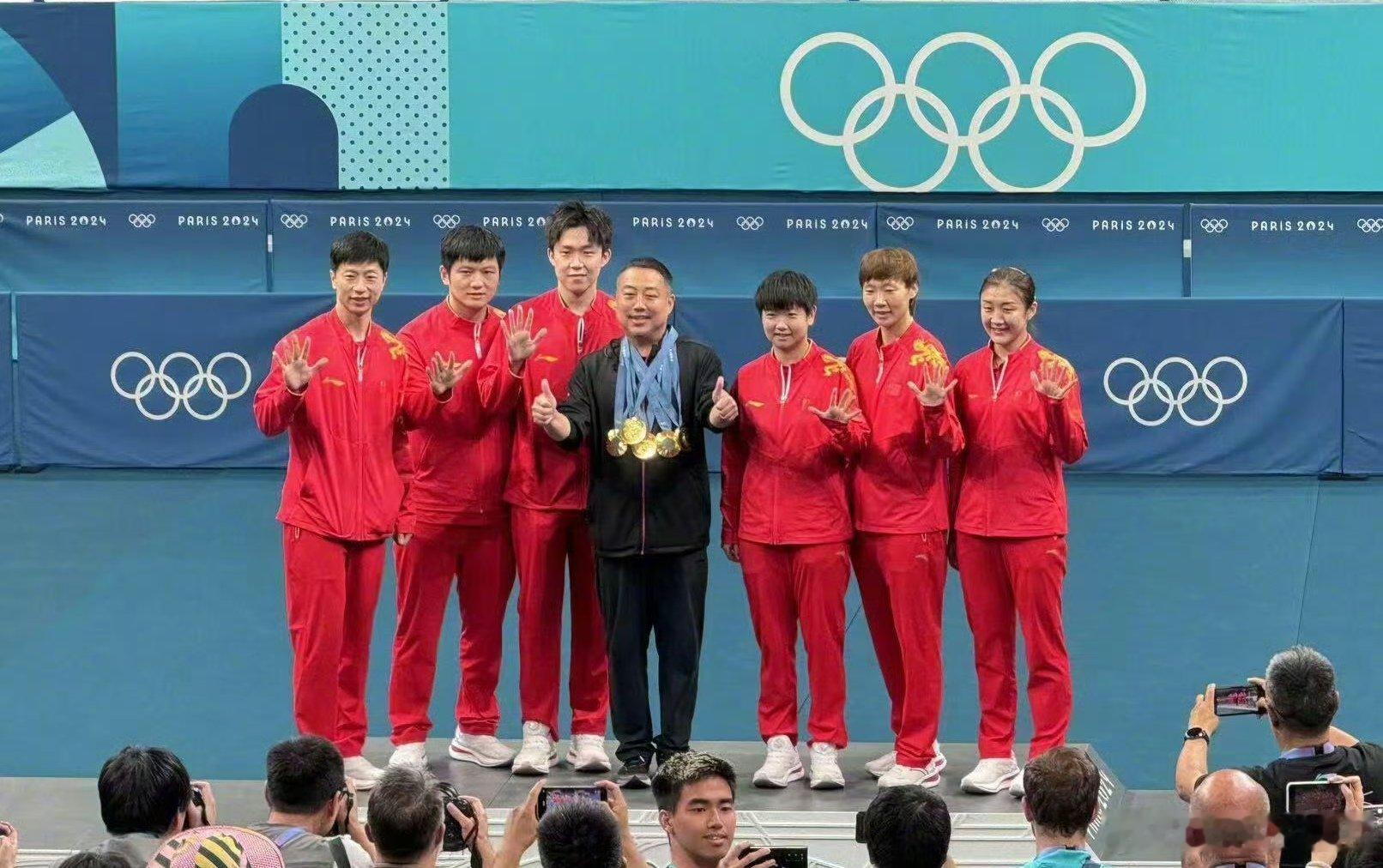 #国乒巴黎奥运会大合照##王楚钦晒国乒合照告别奥运#国球乒乓，中国之光！让他们的
