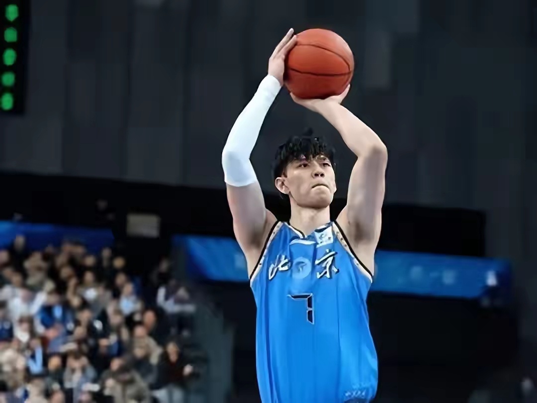 北京队又输了，被浙江广厦队双杀，本场比赛主力后卫赵睿因伤缺阵，陈盈俊伤愈复出，可