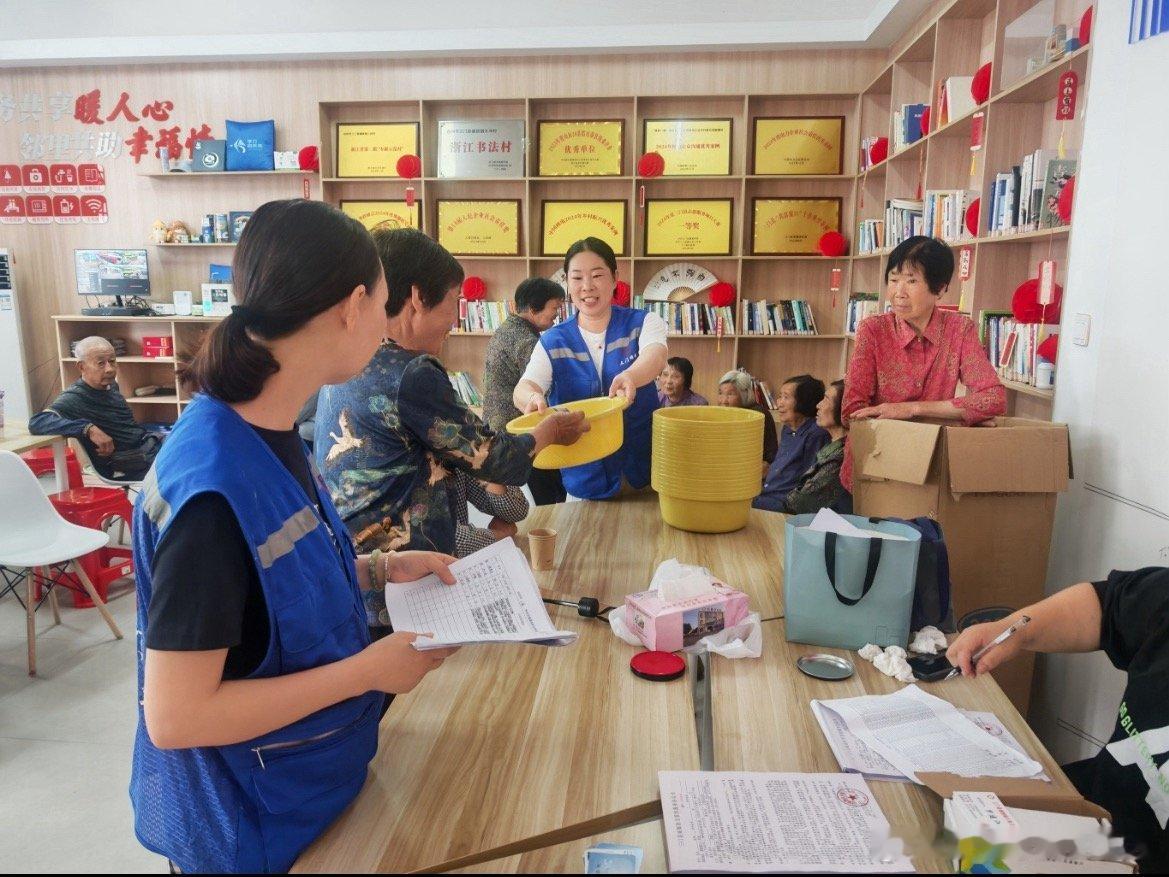 台州白大褂联手蓝马甲把养老服务拉满了健跳镇三核村迎来便民服务，医护义诊查体，网格