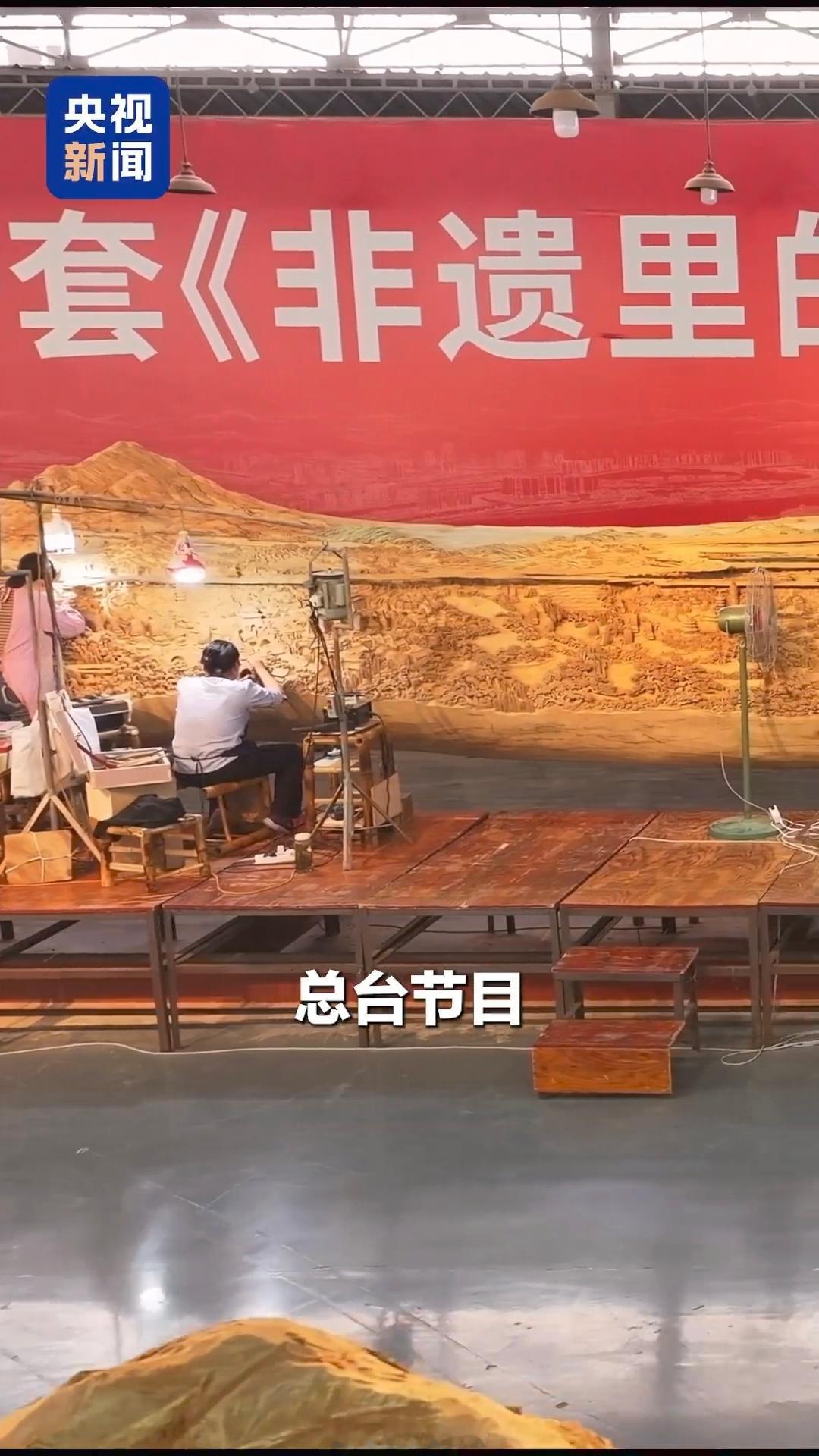 木雕3D清明上河图 木屑里藏着四年的专注，木雕上显露出两岸的繁华。郑春辉以刀为桥