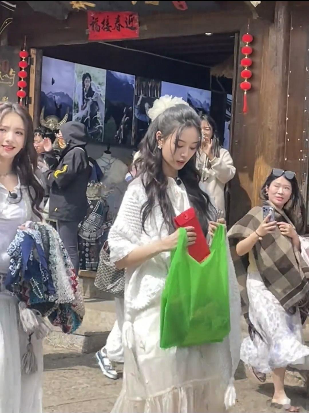 网传黄子韬要求婚，那姐正跟徐艺洋一起录节目，那姐有一颗八卦之心，会不会有新消息？