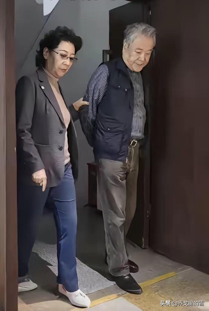 关牧村与老伴江弘出门散步时的一幕，江弘是她的第二任丈夫，离休前是一名官员。

关