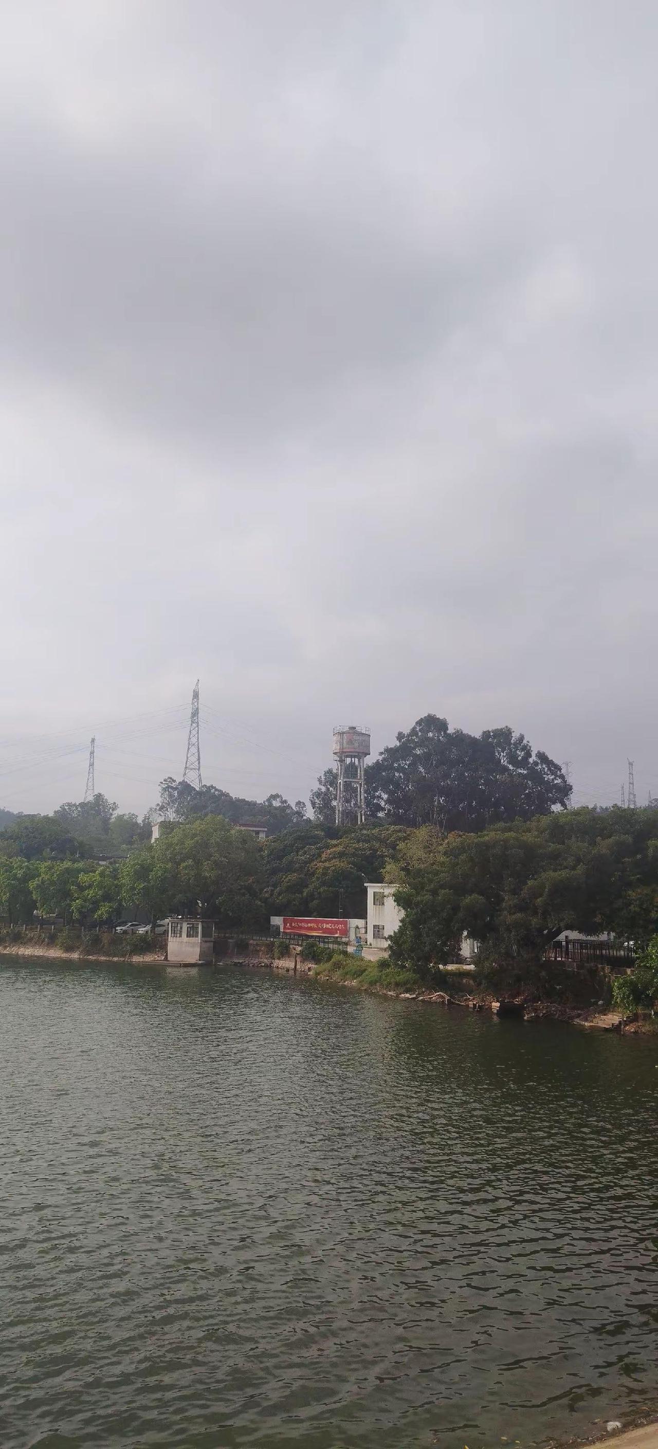 这是一个大水库，与黄牛埔森林公园一体化，是个非常适合跑步🏃🏻‍♂️🏃🏻‍