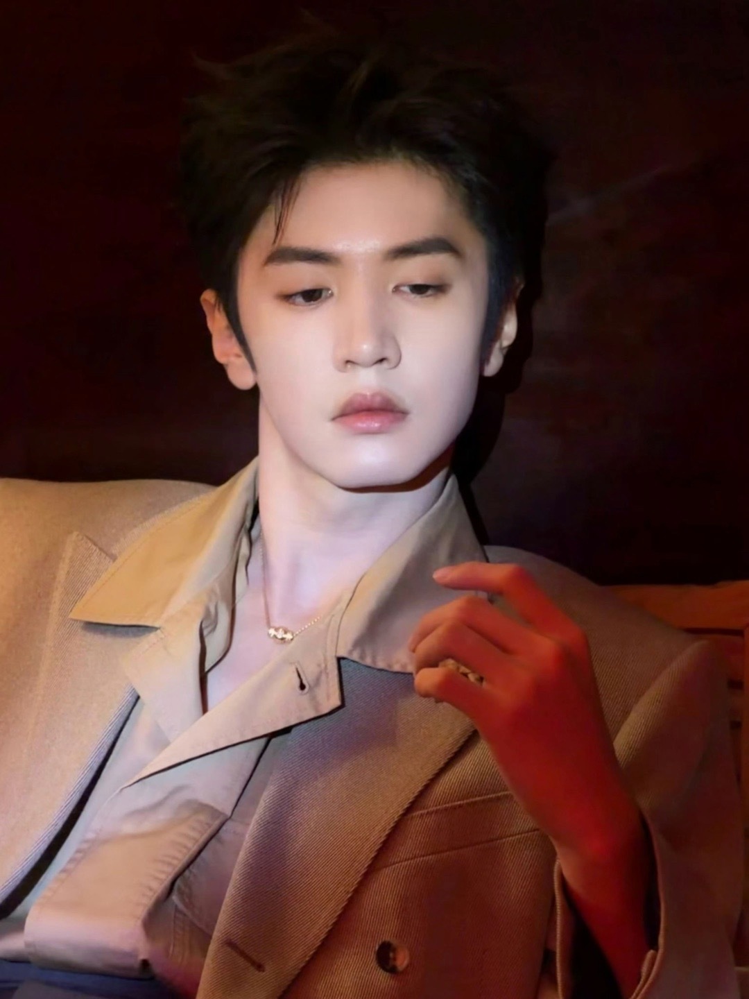 陈哲远迈着一屏幕的腿就来了 今晚电影之夜的主题是活力，而哲远哥的腿就是“活力”的