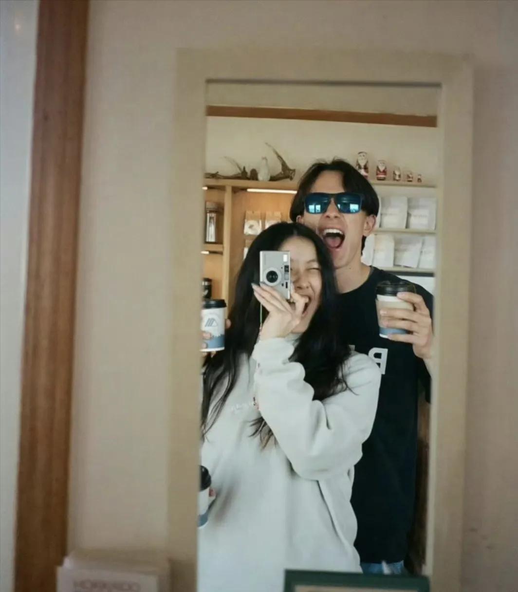 陈奕迅女儿“包包”恋情曝光，陈奕迅太太分享了一张女儿的背影照，合照中可以看到同行