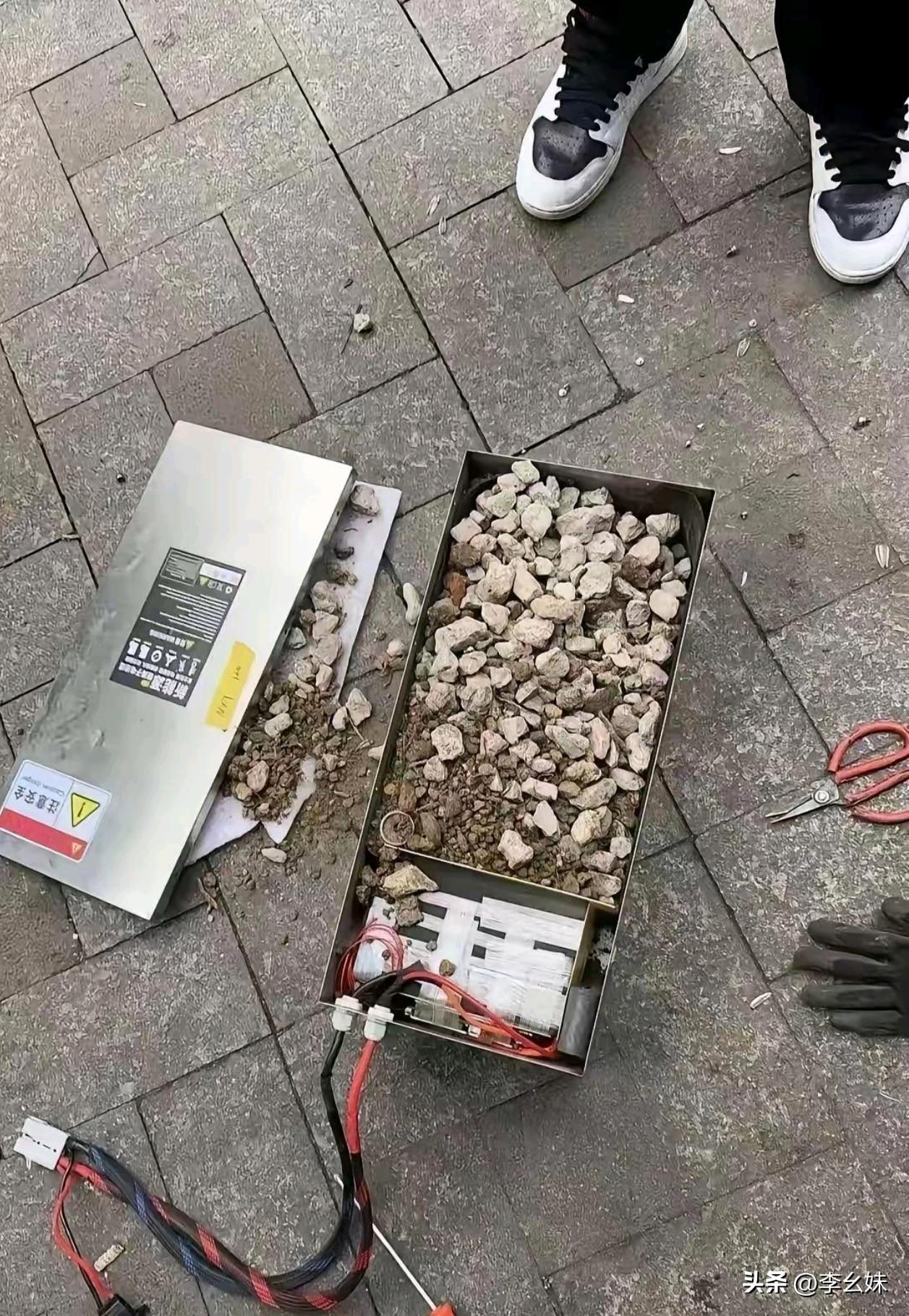 这是哪一家的电池啊？偷工减料越来越严重了。