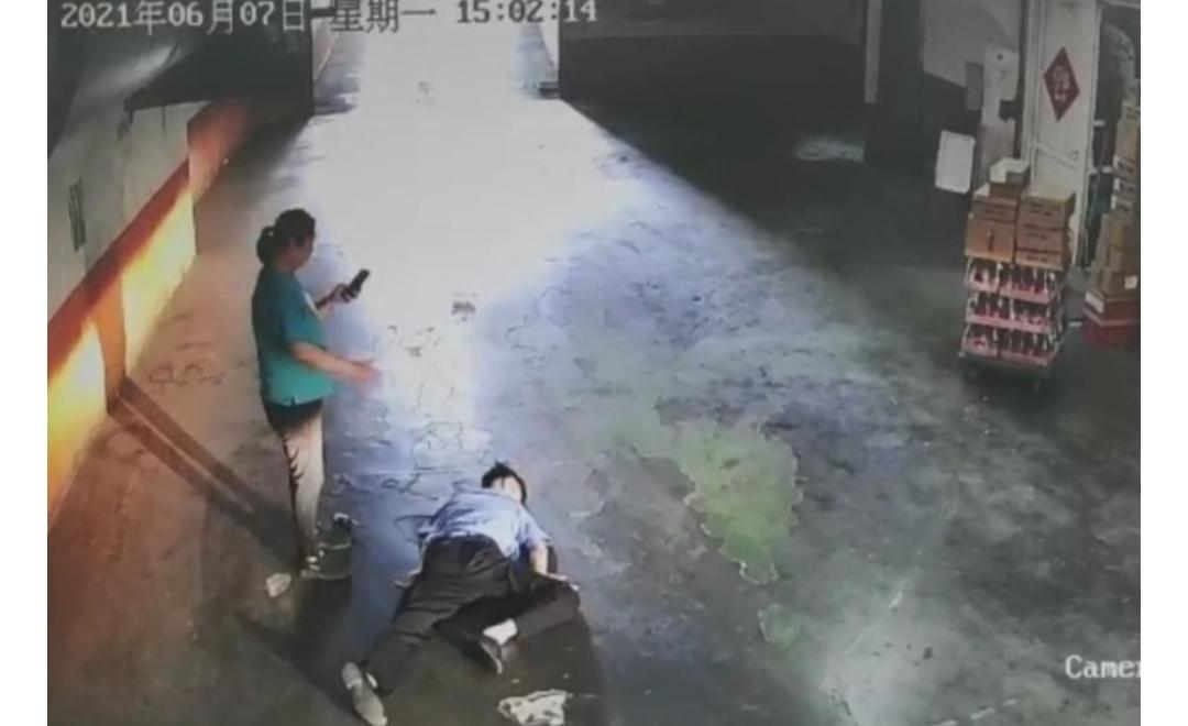 谁能想到夜班保安连续高强度工作后，倒地三小时才被送医抢救无效离世。
 
家属发帖