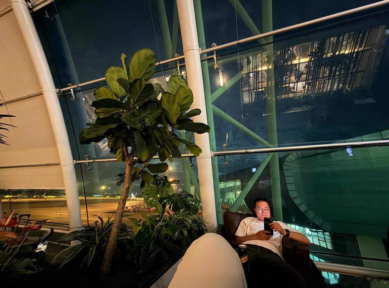 昨夜里刚从广州回来今天开车再回广州。
一路南下，千里不怕，日行一千，夜行八百。