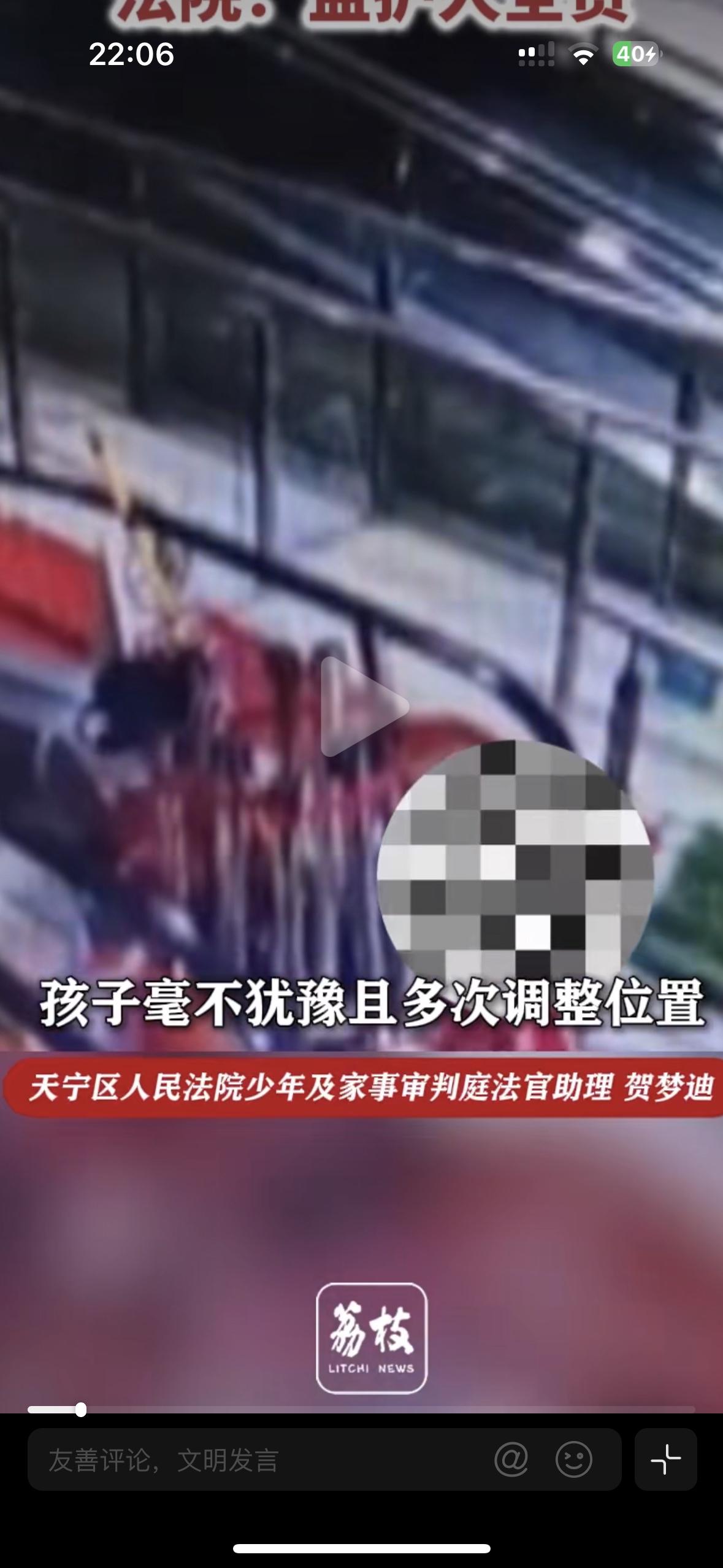 5岁的女孩和妈妈去超市游乐场去玩， 她独自走到一家休息的轮滑馆，把放在墙边的平板