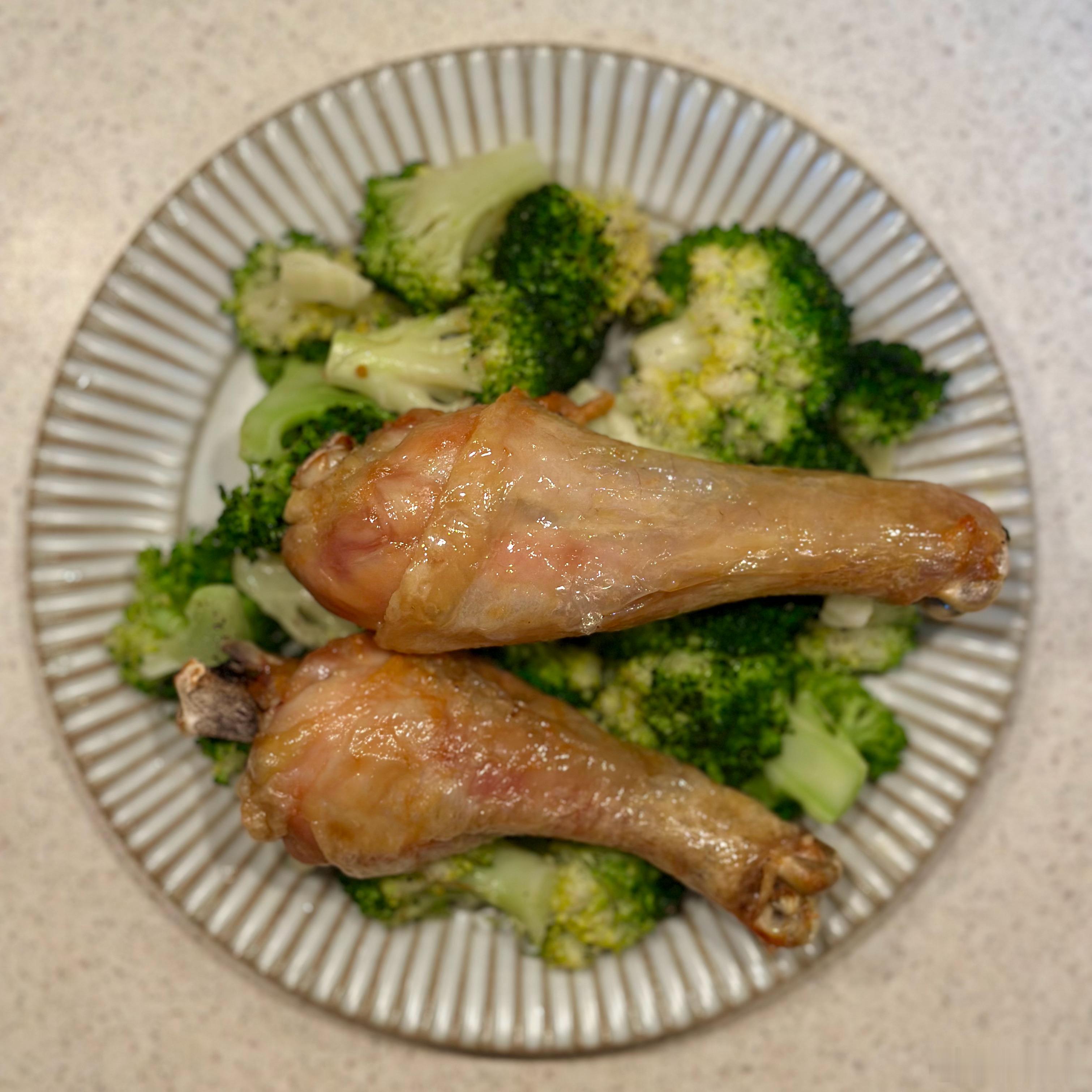 带皮羊肉炖萝卜（去油版），空气炸锅烤脆皮鸡腿。主食吃了烤红薯和杂粮饭。 ​​​