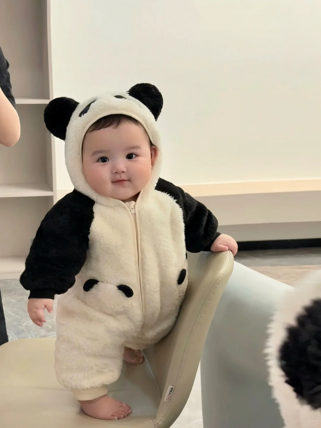 好喜欢我的胖宝宝，真像一个小手办呀～