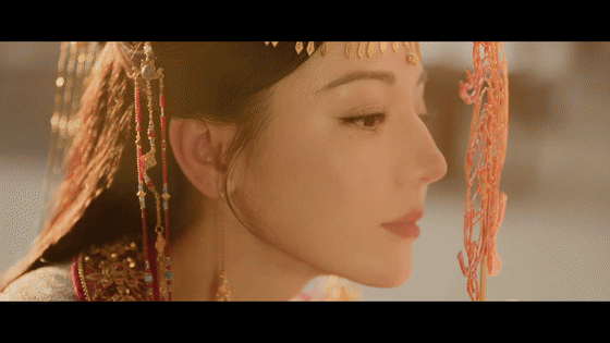 迪丽热巴撩陈飞宇这段不像演的结界破碎后的互动🤣，俩人拉扯感绝了，甜而不腻越看越