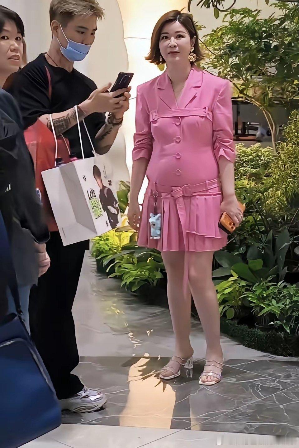 中年女人的大肚腩，就这么赤裸裸暴露了。​杜华保养得不错，四五十岁了，四肢纤细。但