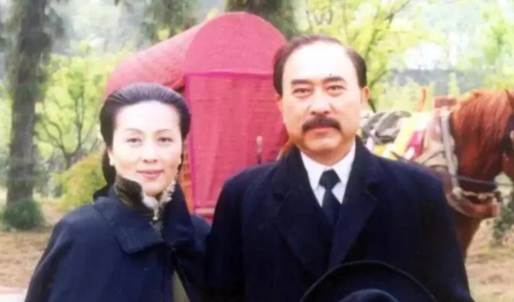 1912年，詹天佑的月薪高达1000两银子，放到现在一个月几十万。然而，他的妻子