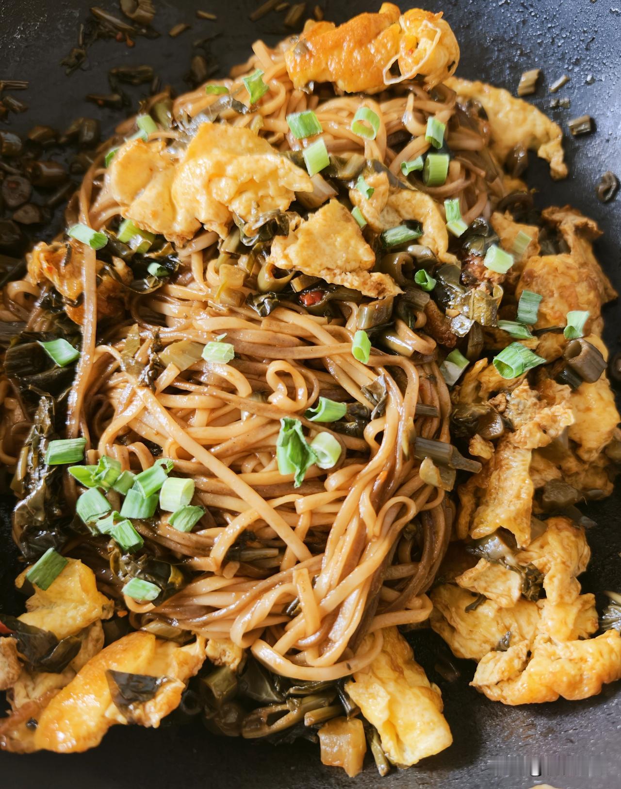 荞麦面剩一点点，鸡蛋挂面剩一点点，那就都一起煮，放上重口味的调料，也分不清楚谁是