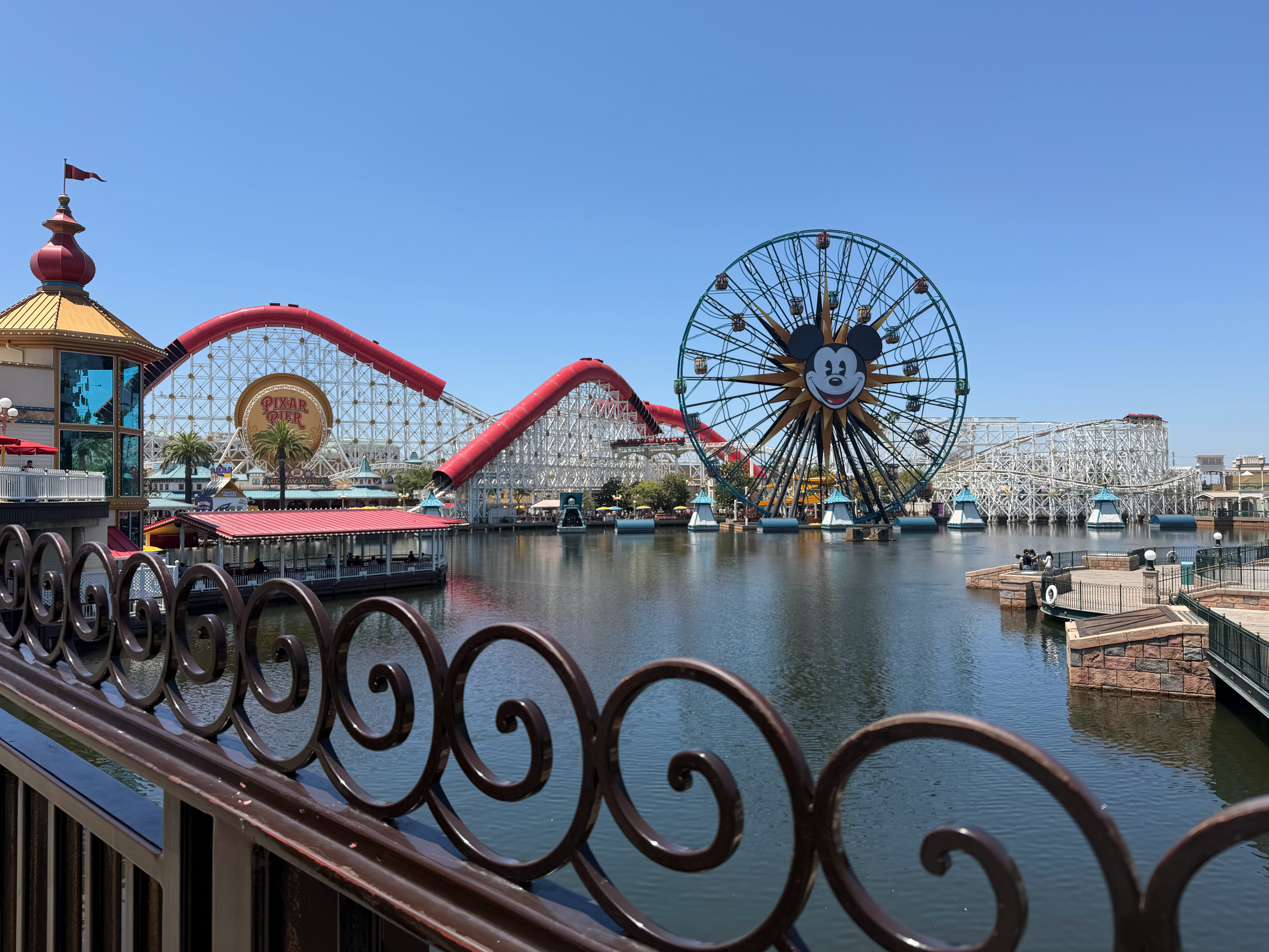 时隔多年，又一次坐了过山车🎢，嗓子喊哑了。感觉就我一个人害怕，他们都觉得很爽。