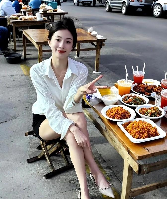 通过朋友介绍认识的，第一次见面就带她去了个路边摊吃东西，她也没说什么。看她穿着挺