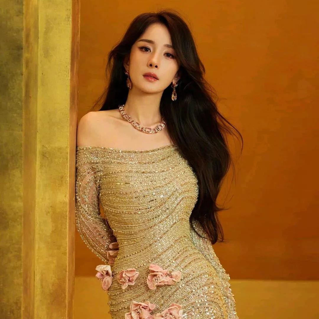 金衣美人倚门立，花间玉影映秋波。露肩美人照 红袍美人 银裙照 红衣金饰佳人 金裙