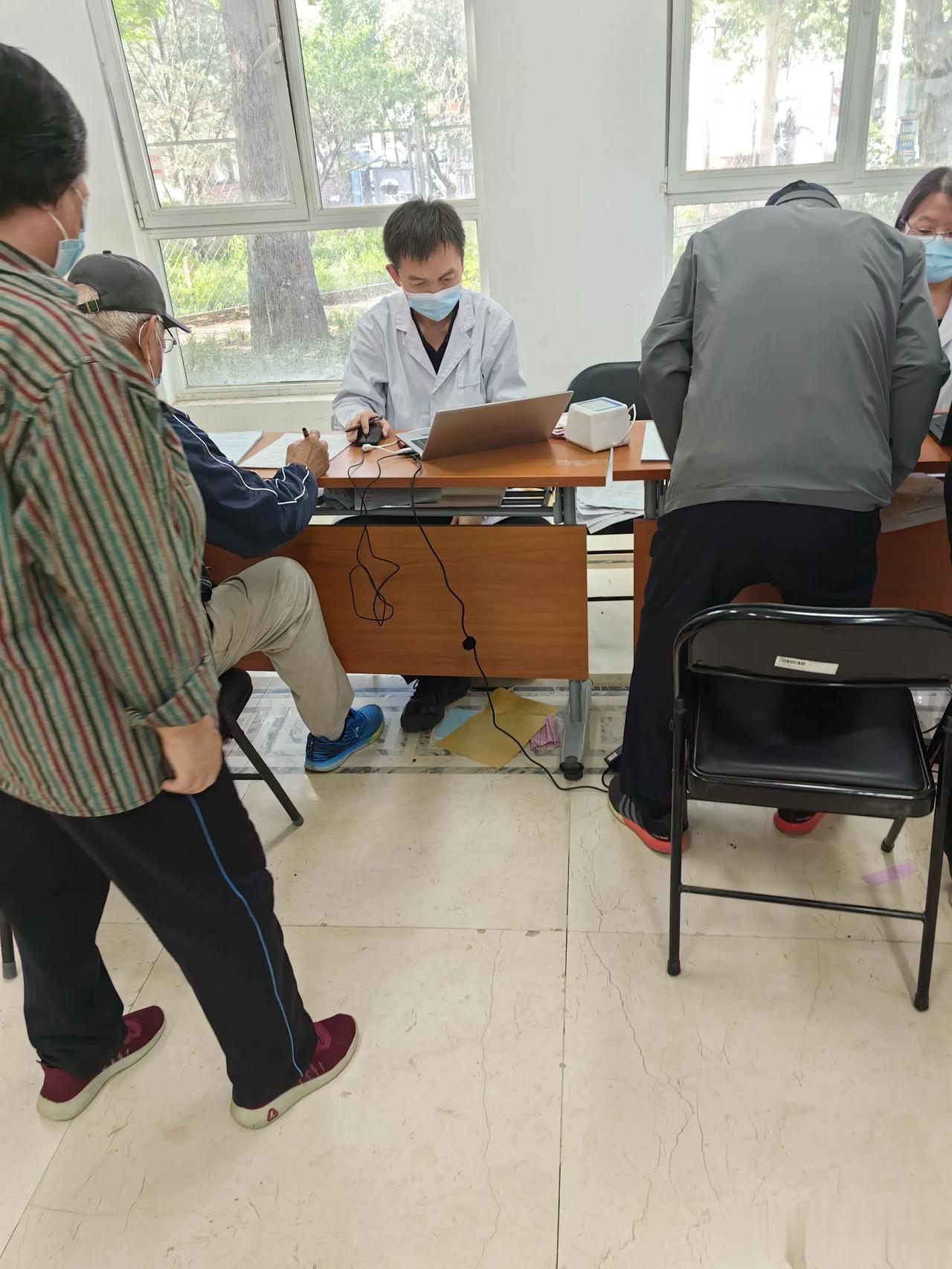 #记录我的2023#
今天是我住处的街道给当地居民打防疫针的日子。
是免费的打。