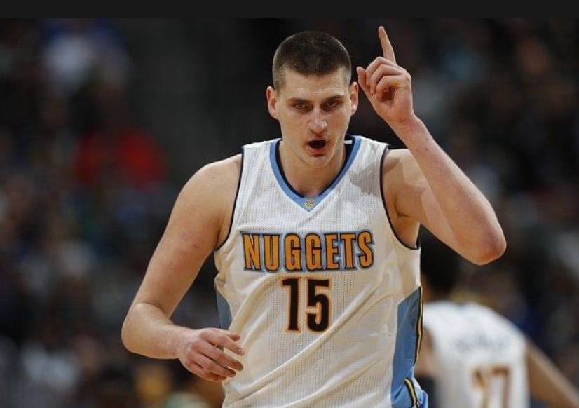 约基奇有望签约5年3.6亿超级大合同，NBA历史第一。
根据媒体人的报道，如果约