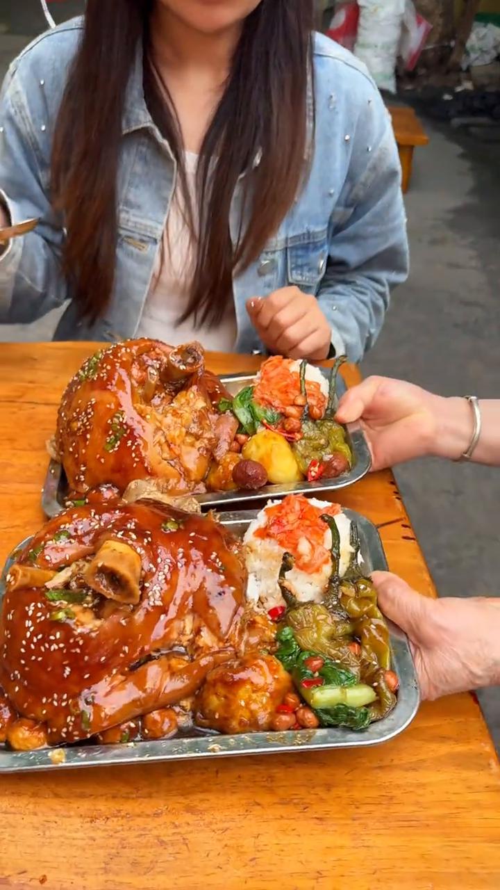 肘子饭来喽。
看一下我在青岛吃到的肘子饭，老香了。脱锅，绝了，加上米饭，小迷糊了