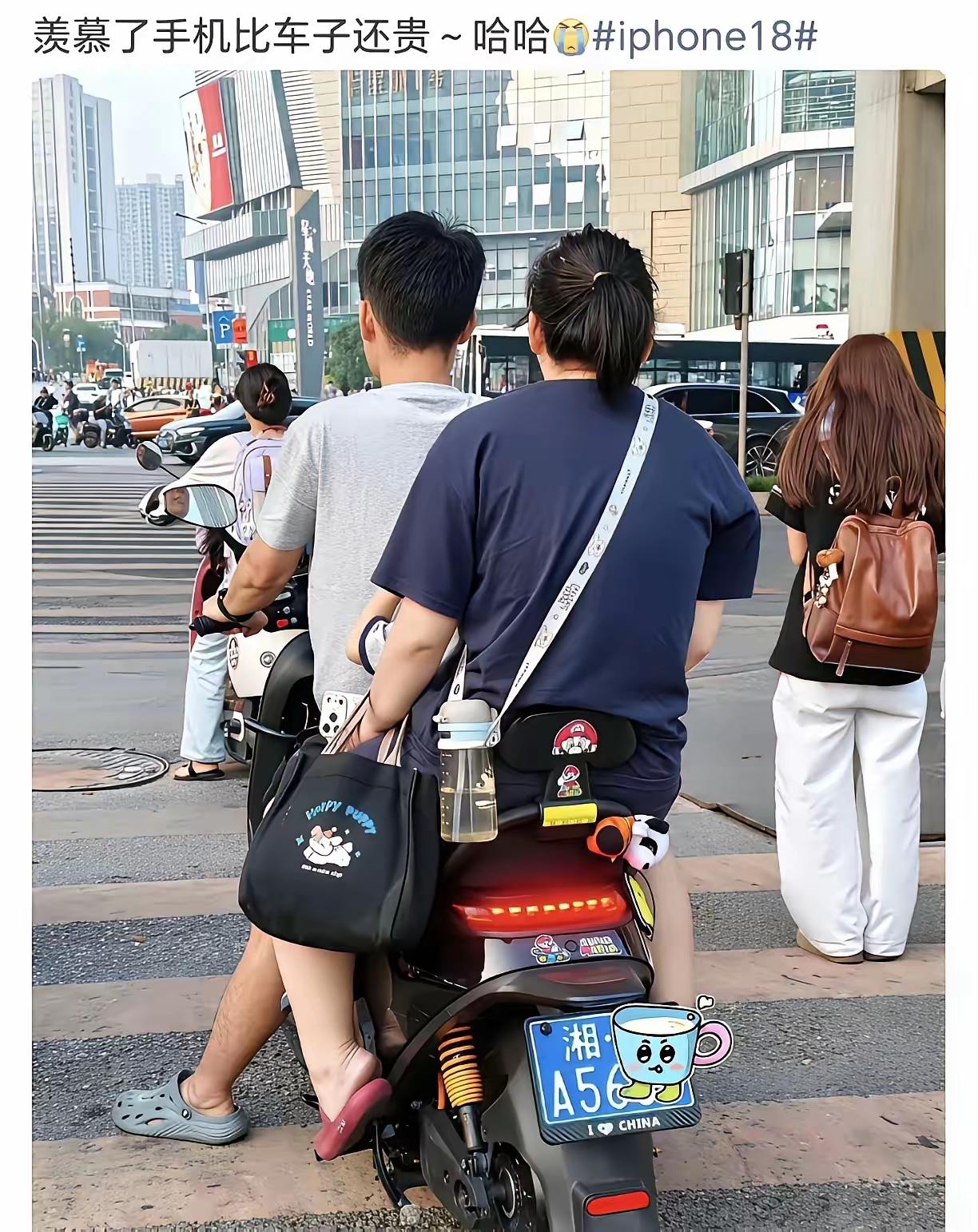 这张图片
很多人都被表象给迷惑了
骑个电动车买个这么贵的手机有必要吗？

很多人