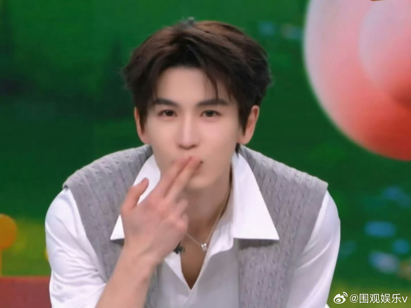 张凌赫30秒做了8次飞吻张凌赫飞吻这30秒 张凌赫你别太会亲了，导播也是知道流量