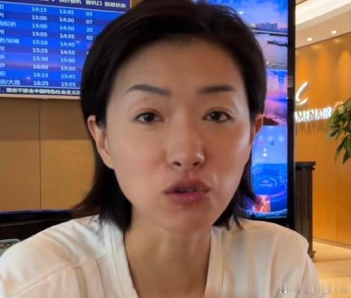万茜素颜享用早餐，与精修图相比略显疲态，双眼无神。幸好有半永久纹眉加持，否则形象