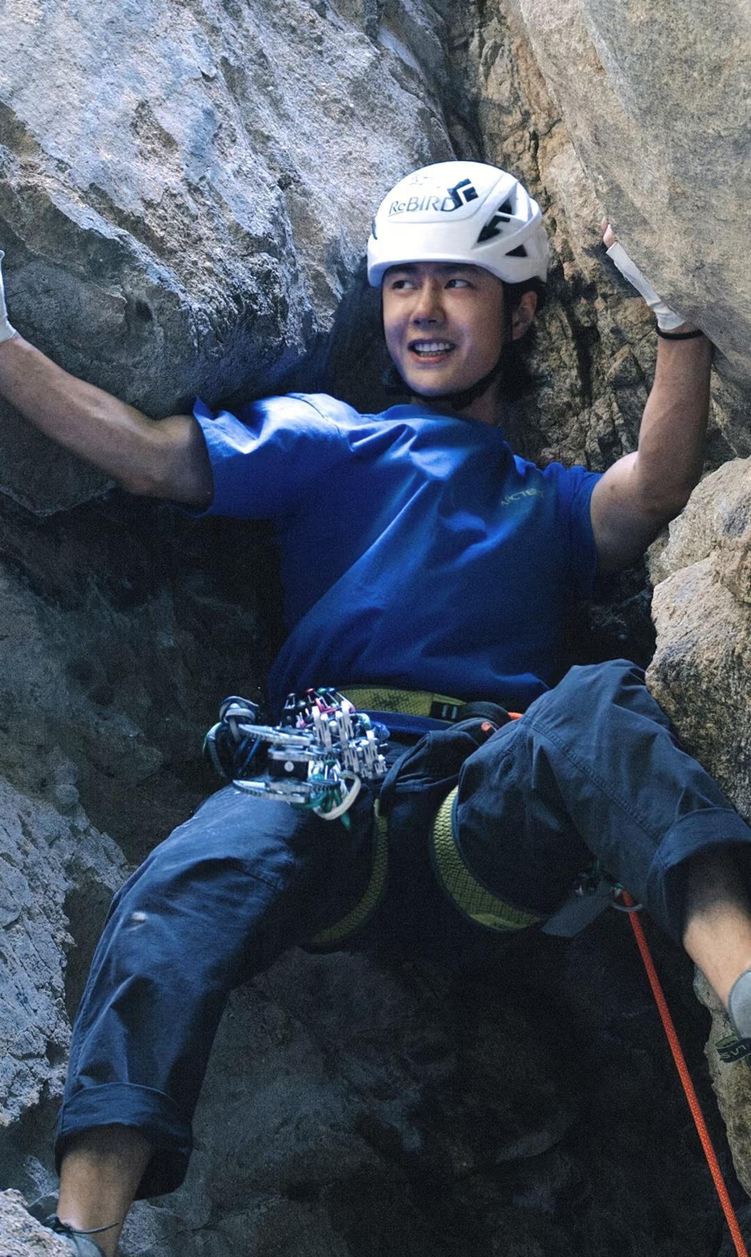 我严重怀疑， 王一博这次拍纪录片， 不是为了展示攀岩，为了完成任务，而是实在想证